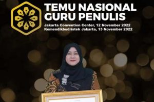 Read more about the article Nur Aliyah: Kepala MTsN 2 Jember yang Tak Lelah Mengobarkan Semangat Literasi