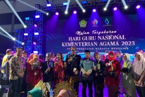 Read more about the article Mengukir Sejarah Di Hari Guru Nasional: Kepala MTsN 2 Jember Raih Juara GTK Madrasah 2023